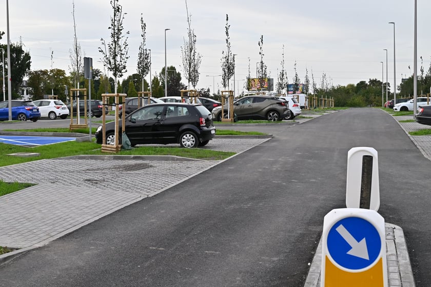 Parking Park & Ride u zbiegu ulic Strzegomskiej i Rogowskiej powstał wraz z budową trasy autobusowo-tramwajowej na Nowy Dwór.