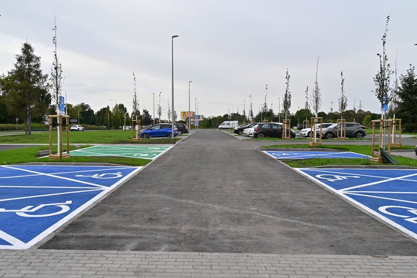 Parking Park & Ride u zbiegu ulic Strzegomskiej i Rogowskiej powstał wraz z budową trasy autobusowo-tramwajowej na Nowy Dwór.