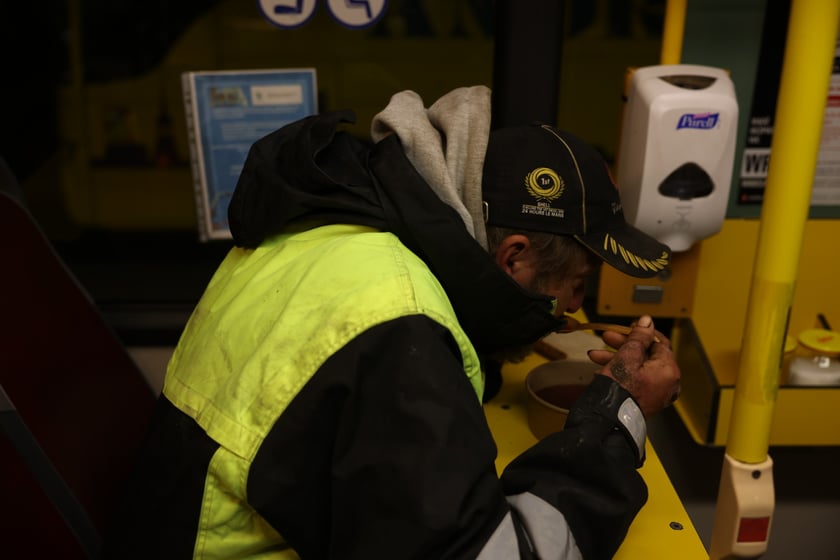 7 listopada wystartował Streetbus. Będzie niósł pomoc do marca przyszłego roku.