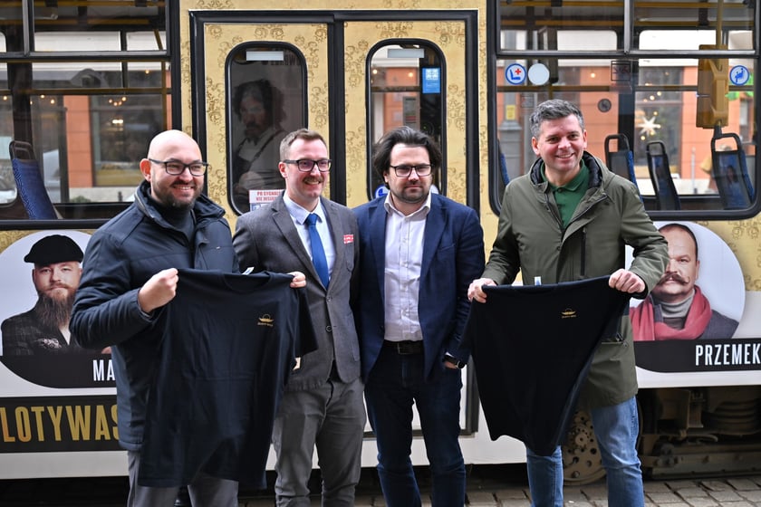 Przed specjalnym tramwaje ekipa MPK z organizatorem akcji. Od lewej: prezes MPK Wrocław Witold Woźny, szef fundacji Forum Mężczyzn Marcin Janiszewski, dyrektor ds. Komunikacji i Obsługi Przewozów Jarosław Perduta i wiceprezes MPK Przemysław Nowicki.