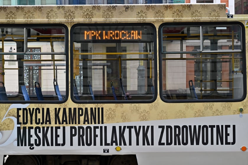 Plebiscyt Złoty Wąs lansuje męską profilaktykę zdrowotną. Do akcji włączyło się MPK udostępniając tramwaj, który promuje akcję.