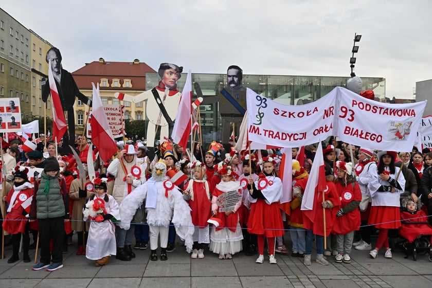 Uczestnicy parady 11 listopada 2023 r.