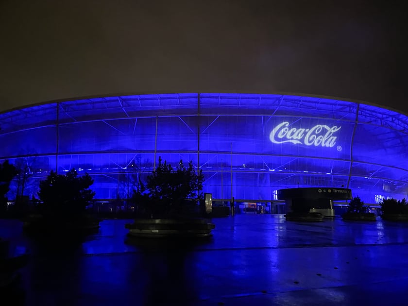 Podświetlona na niebiesko Tarczyński Arena z okazji Międzynarodowego Dnia Praw Dziecka