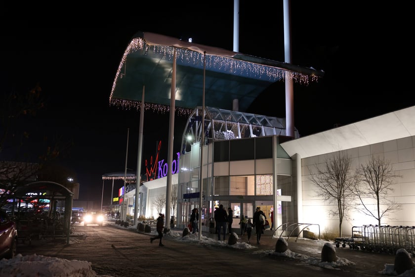 Iluminacje świąteczne wok&oacute;ł wrocławskich galerii
