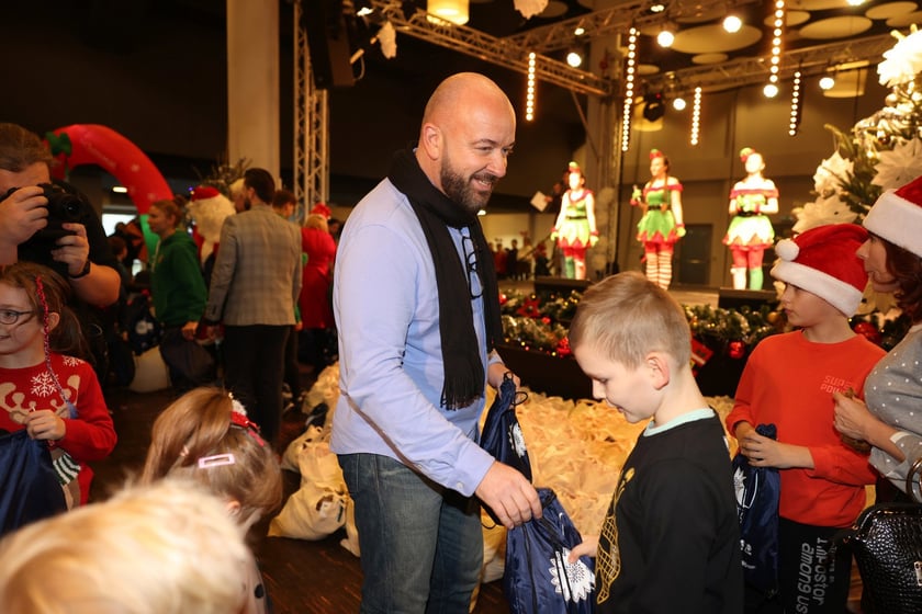 Paczki Dobrych Relacji 2023 dla dzieci i ich opiekun&oacute;w z rodzin zastępczych (10 grudnia 2023 Tarczyński Arena)