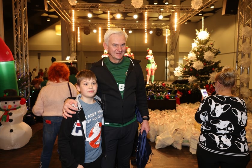 Paczki Dobrych Relacji 2023 dla dzieci i ich opiekun&oacute;w z rodzin zastępczych (10 grudnia 2023 Tarczyński Arena)