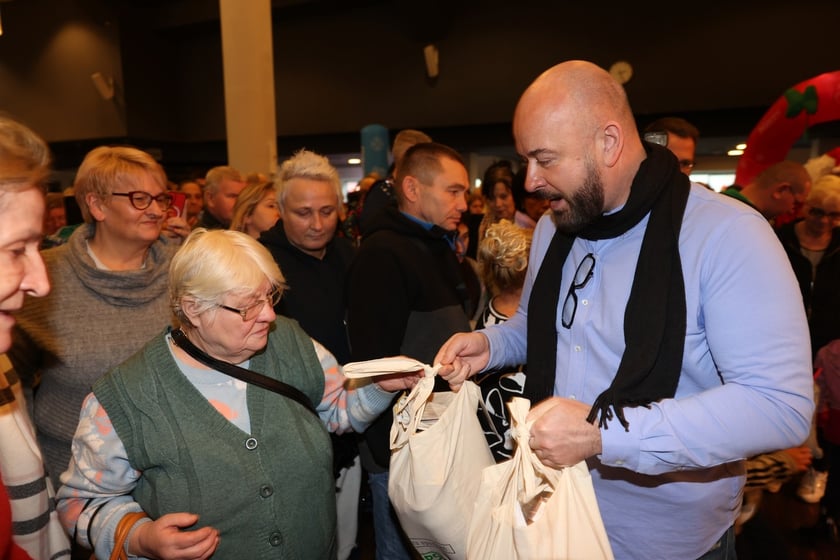 Paczki Dobrych Relacji 2023 dla dzieci i ich opiekun&oacute;w z rodzin zastępczych (10 grudnia 2023 Tarczyński Arena)