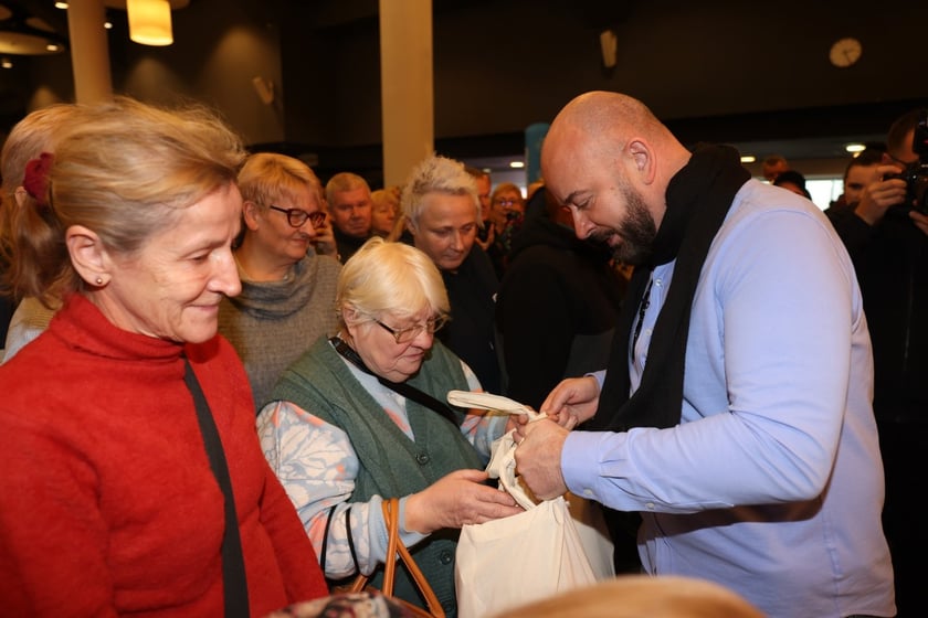 Paczki Dobrych Relacji 2023 dla dzieci i ich opiekun&oacute;w z rodzin zastępczych (10 grudnia 2023 Tarczyński Arena)