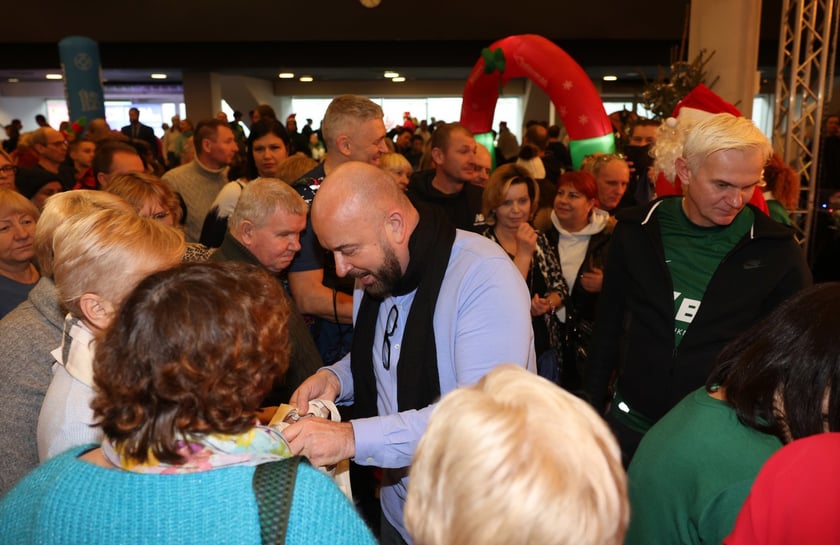 Paczki Dobrych Relacji 2023 dla dzieci i ich opiekun&oacute;w z rodzin zastępczych (10 grudnia 2023 Tarczyński Arena)