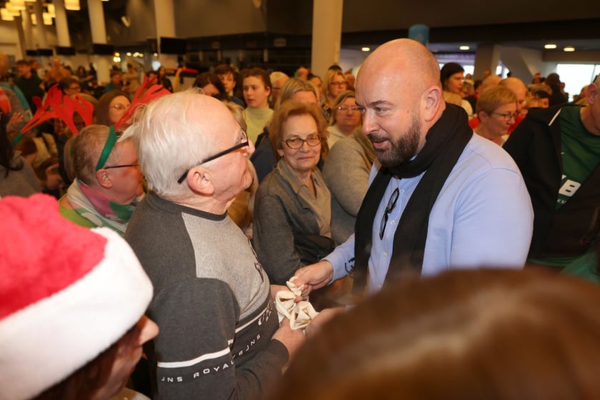 Paczki Dobrych Relacji 2023 dla dzieci i ich opiekun&oacute;w z rodzin zastępczych (10 grudnia 2023 Tarczyński Arena)