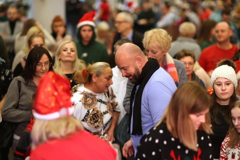 Paczki Dobrych Relacji 2023 dla dzieci i ich opiekun&oacute;w z rodzin zastępczych (10 grudnia 2023 Tarczyński Arena)
