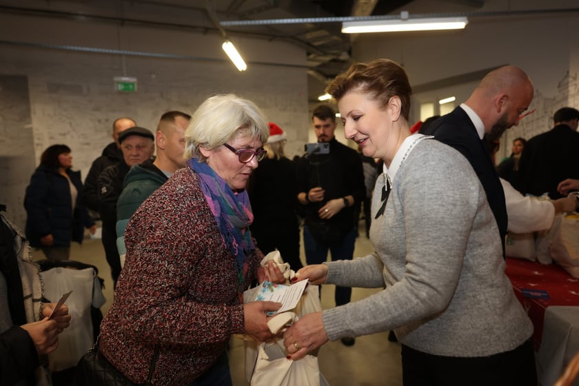 W świątecznym nastroju Paczki Dobrych Relacji otrzymali podopieczni wrocławskiego MOPS-u.