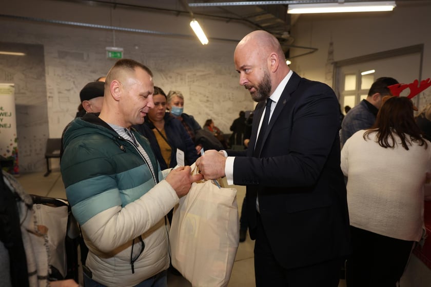W świątecznym nastroju Paczki Dobrych Relacji otrzymali podopieczni wrocławskiego MOPS-u.