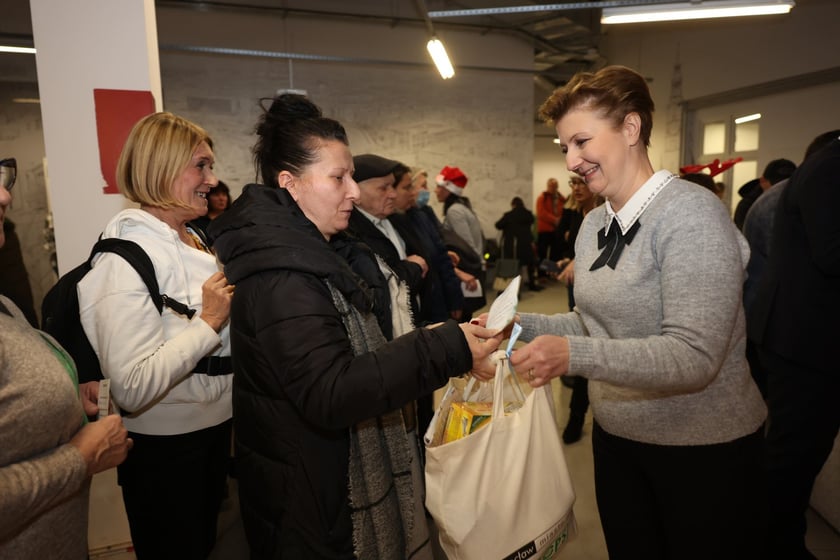 W świątecznym nastroju Paczki Dobrych Relacji otrzymali podopieczni wrocławskiego MOPS-u.