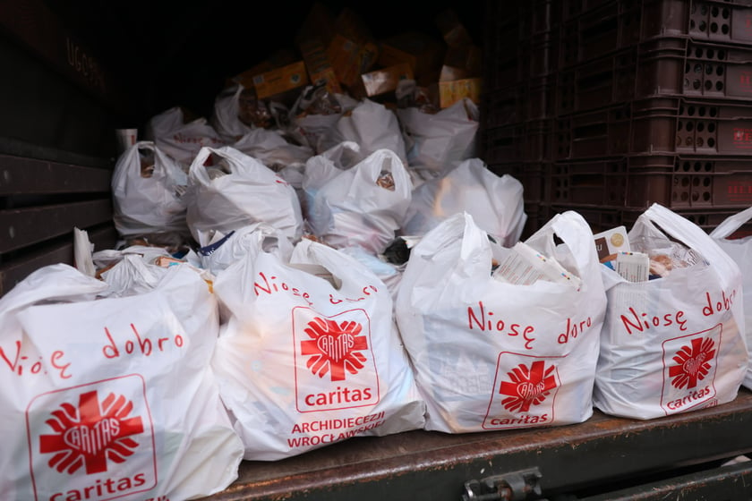 Caritas rozdał paczki potrzebującym w ramach akcji ''Niosę dobro''