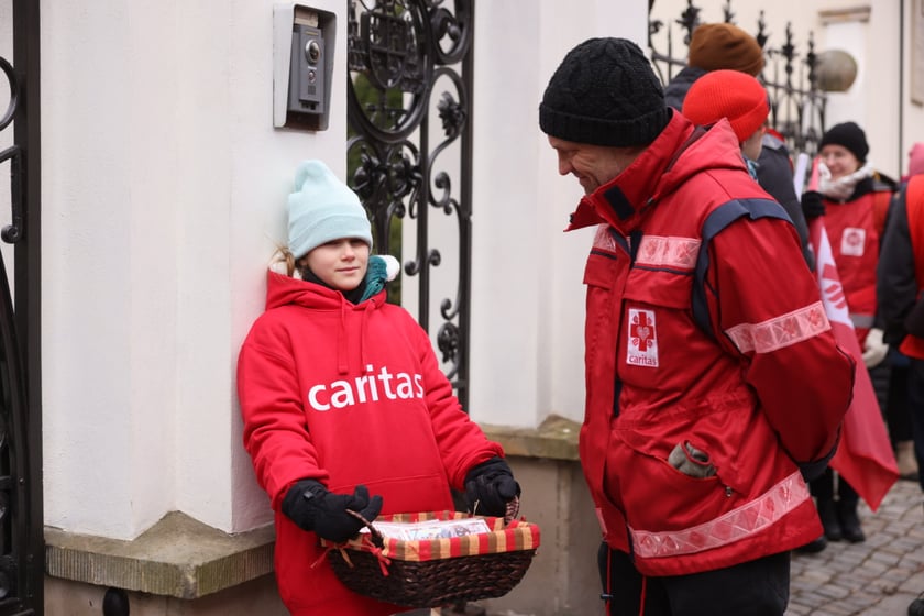 Caritas rozdał paczki potrzebującym w ramach akcji ''Niosę dobro''