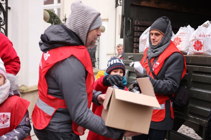 Caritas rozdał paczki potrzebującym w ramach akcji ''Niosę dobro''