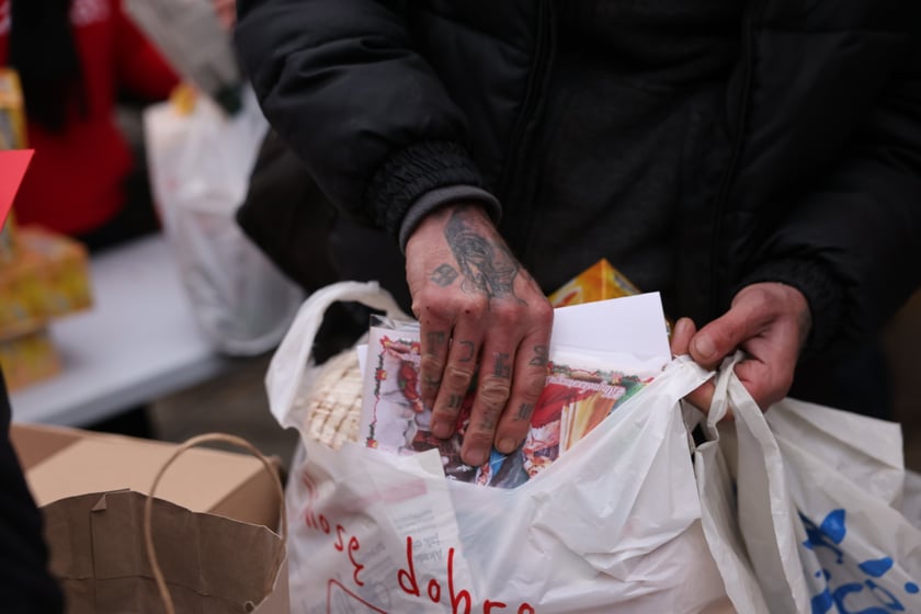 Caritas rozdał paczki potrzebującym w ramach akcji ''Niosę dobro''