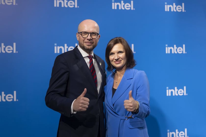 Jakub Mazur, wiceprezydent Wrocławia, Magdalena Okulowska, prezes Agencji Rozwoju Aglomeracji Wrocławskiej, podczas ogłoszenia inwestycji Intela