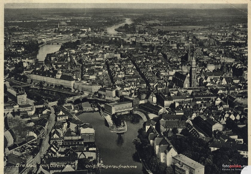 1933, Stare Miasto na zdjęciu lotniczym, widok od zachodu. Na pierwszym planie widoczna zabudowa ul. Księcia Witolda, Odra wraz z elektrownią wodną północną