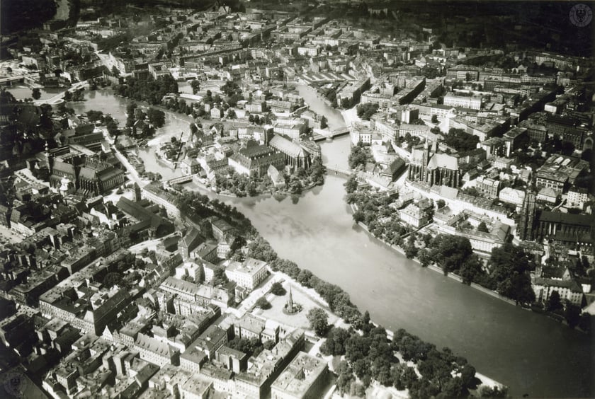1930-1935, Zdjęcie lotnicze Odry przepływającej przez najstarszą część Wrocławia. Od prawej Ostrów Tumski, w środku zdjęcia Wyspa Piasek oraz Wyspa Słodowa