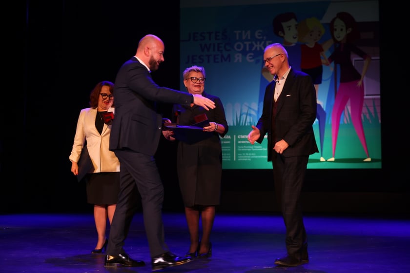 Koncert &bdquo;Aniołkowe Granie&rdquo; w Teatrze Muzycznym Capitol &ndash; prezydent Jacek Sutryk i tw&oacute;rcy &bdquo;Aniołkowego Grania&rdquo; &ndash;Jolanta Hejda-Pawlak, Katarzyna Głowik-Jamr&oacute;z i Sylwester Pajęcki