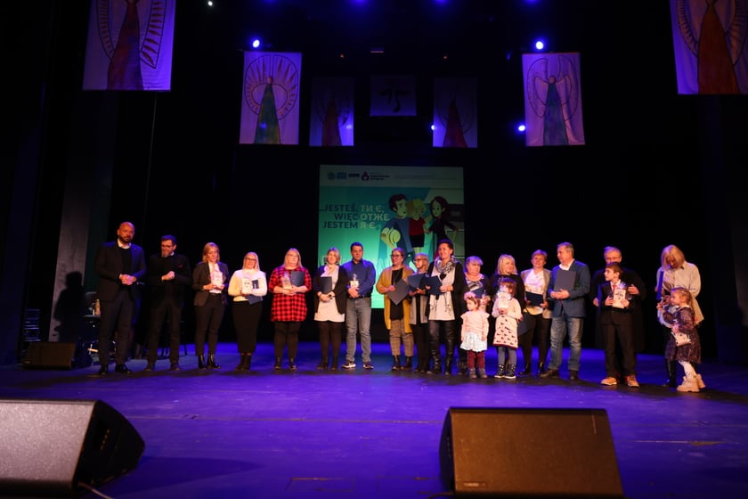 Koncert &bdquo;Aniołkowe Granie&rdquo; w Teatrze Muzycznym Capitol &ndash; wsp&oacute;lne zdjęcie z członkami rodzin zastępczych