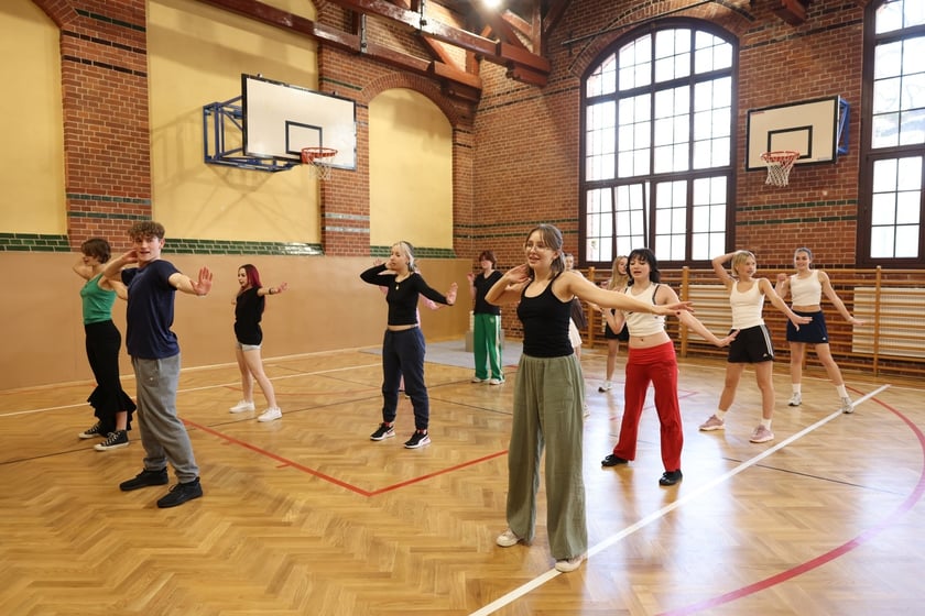 Prezentacja wyremontowanej sali gimnastycznej&nbsp;w XVII Liceum Og&oacute;lnokształcącym im. Agnieszki Osieckiej
