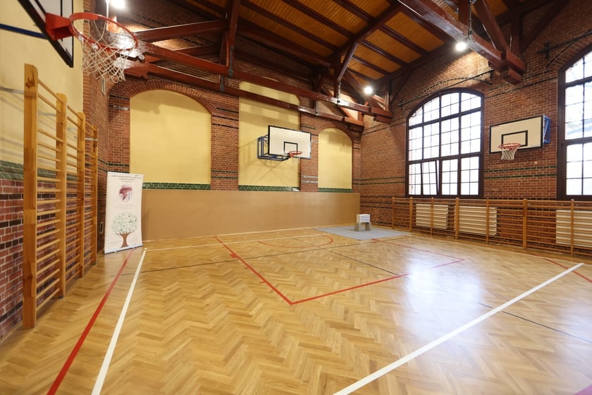 Prezentacja wyremontowanej sali gimnastycznej&nbsp;w XVII Liceum Og&oacute;lnokształcącym im. Agnieszki Osieckiej