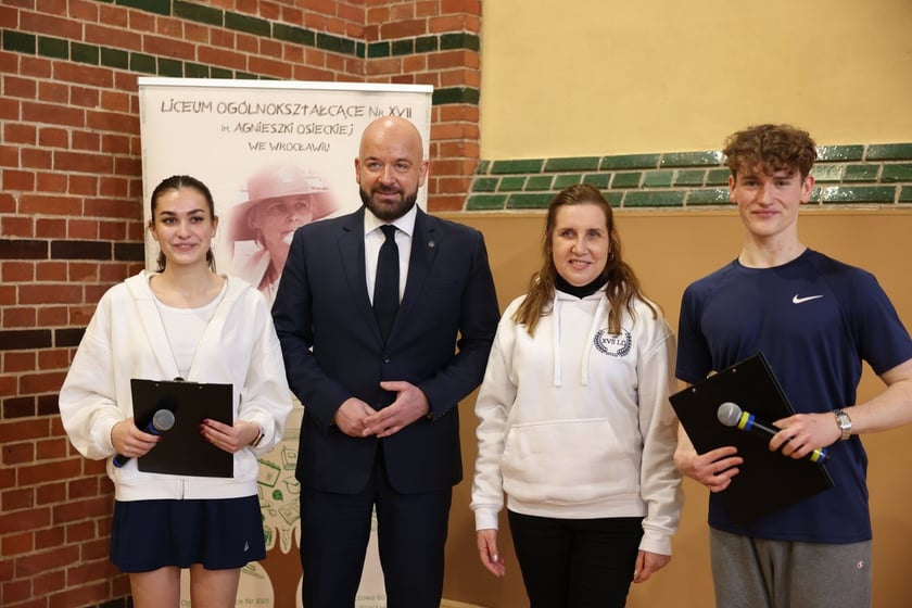 Prezentacja wyremontowanej sali gimnastycznej&nbsp;w XVII Liceum Og&oacute;lnokształcącym im. Agnieszki Osieckiej