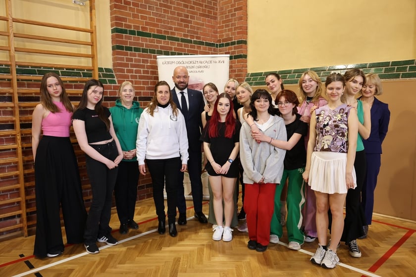 Prezentacja wyremontowanej sali gimnastycznej&nbsp;w XVII Liceum Og&oacute;lnokształcącym im. Agnieszki Osieckiej