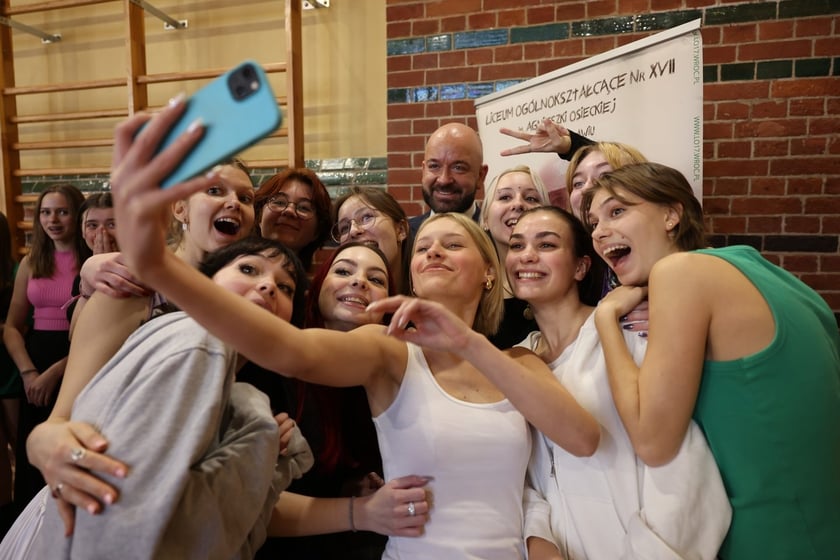 Prezentacja wyremontowanej sali gimnastycznej&nbsp;w XVII Liceum Og&oacute;lnokształcącym im. Agnieszki Osieckiej