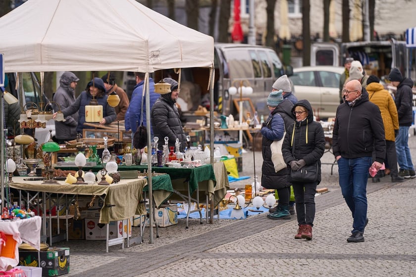 Giełda staroci przed Halą Stulecia, styczeń 2024