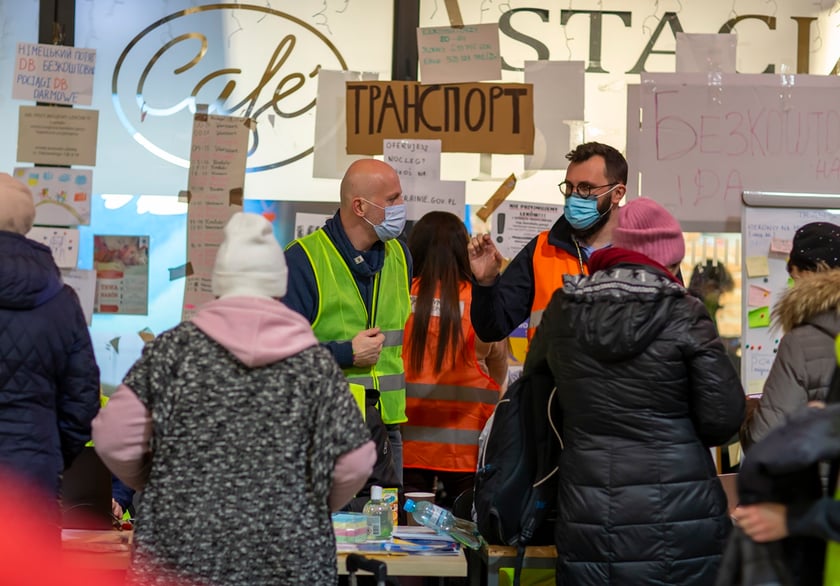 Uchodźcy wojenni z Ukrainy o wolontariusze na dworcu we Wrocławiu