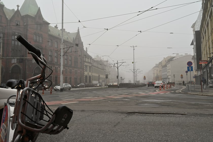 Wrocław osnuty poranną mgłą.