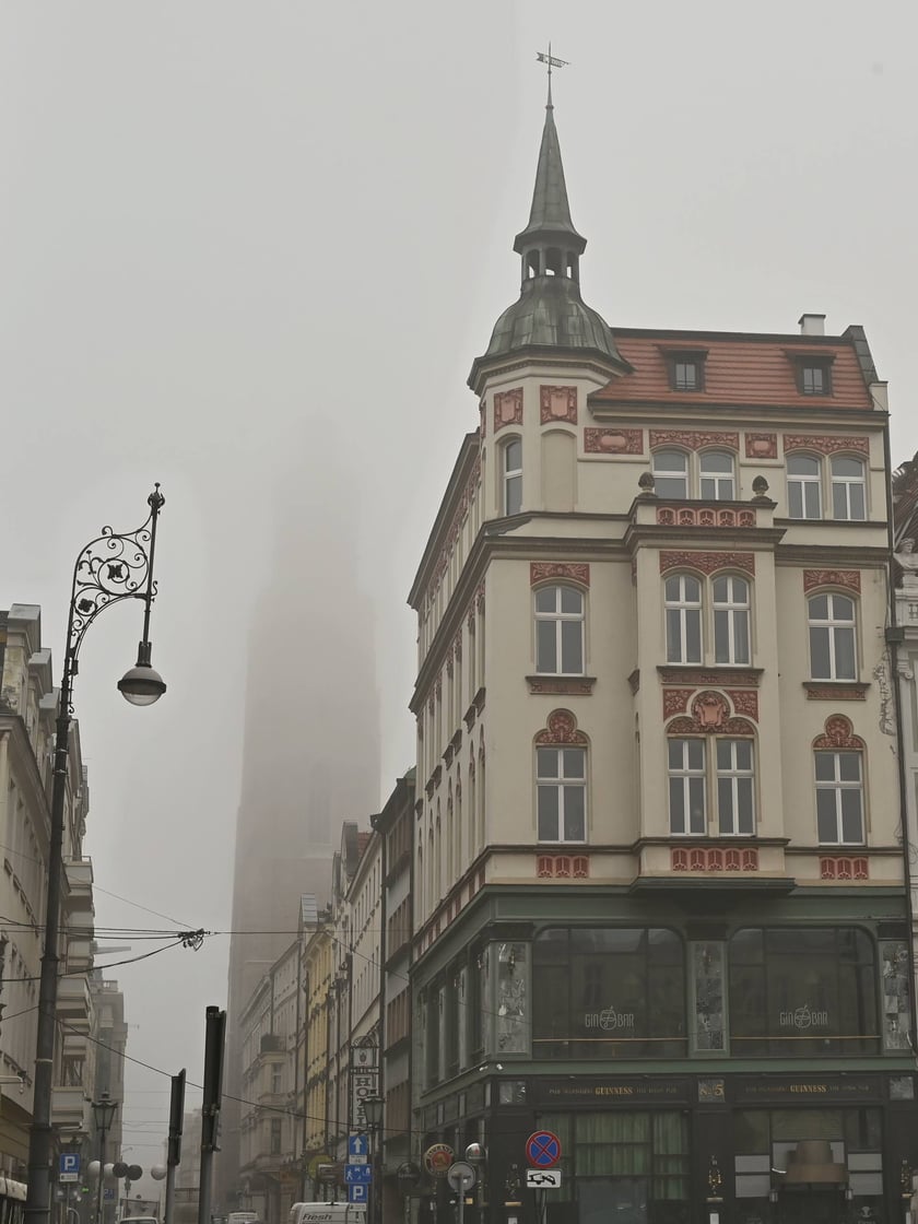 Wrocław osnuty poranną mgłą.