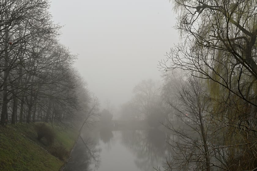 Wrocław osnuty poranną mgłą.