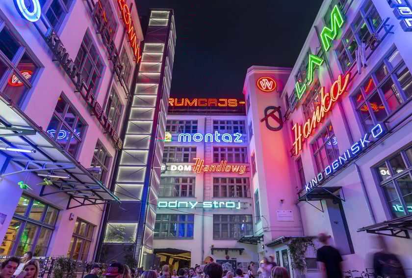 Galeria Neonów Neon Side znajduje się w podwórku przy ulicy Ruskiej.&nbsp;To jedno z kultowych miejsc we Wrocławiu. Sprawdź, gdzie jeszcze warto wybrać się wiosną!