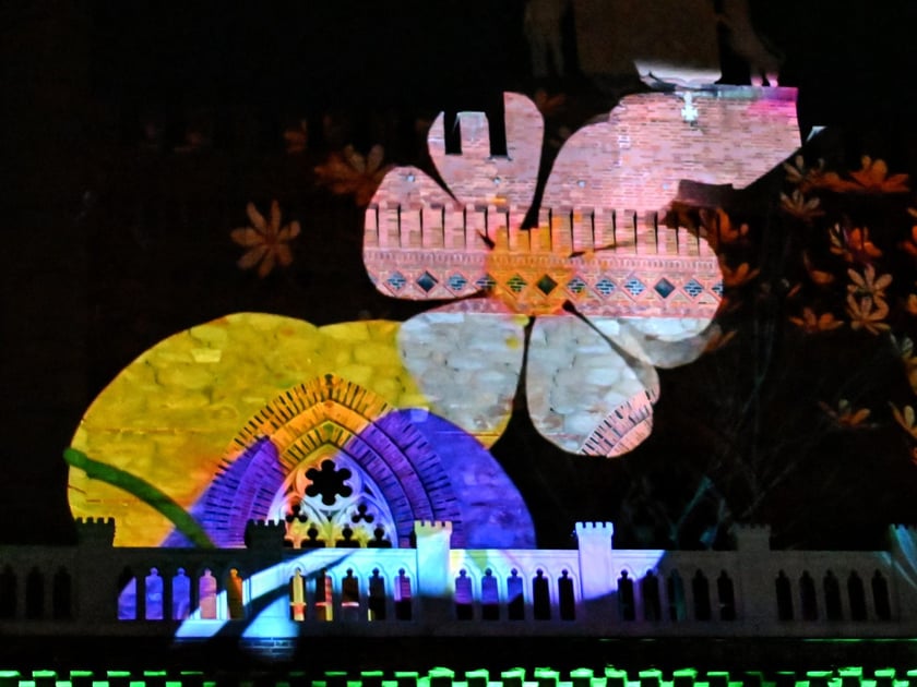 Pokaz gry świateł i dźwięku w pałacu Marianny Orańskiej w Kamieńcu Ząbkowickim.