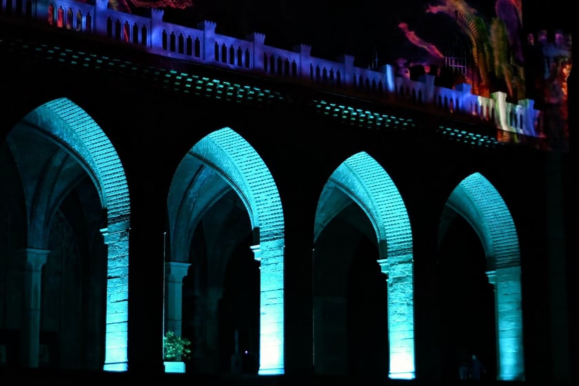 Pokaz gry świateł i dźwięku w pałacu Marianny Orańskiej w Kamieńcu Ząbkowickim.