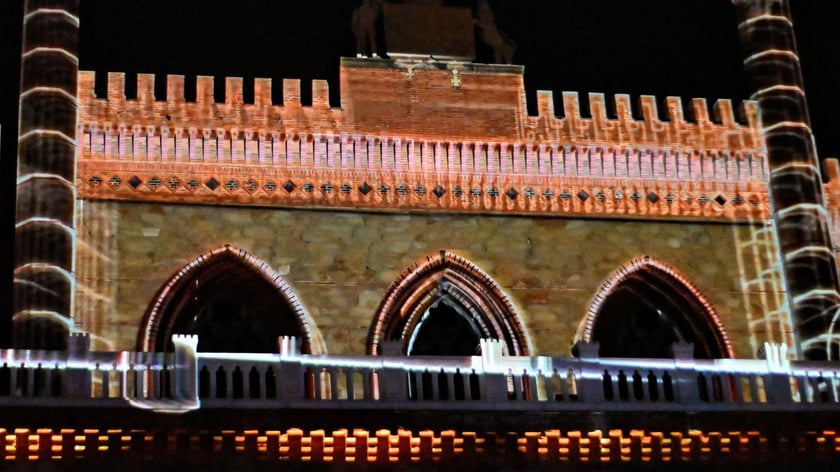 Pokaz gry świateł i dźwięku w pałacu Marianny Orańskiej w Kamieńcu Ząbkowickim.