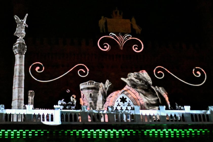 Pokaz gry świateł i dźwięku w pałacu Marianny Orańskiej w Kamieńcu Ząbkowickim.