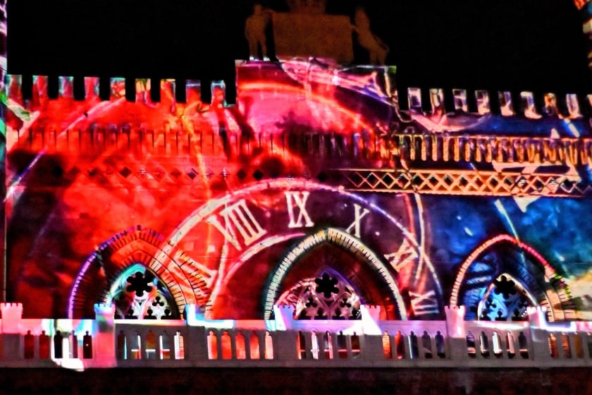 Pokaz gry świateł i dźwięku w pałacu Marianny Orańskiej w Kamieńcu Ząbkowickim.