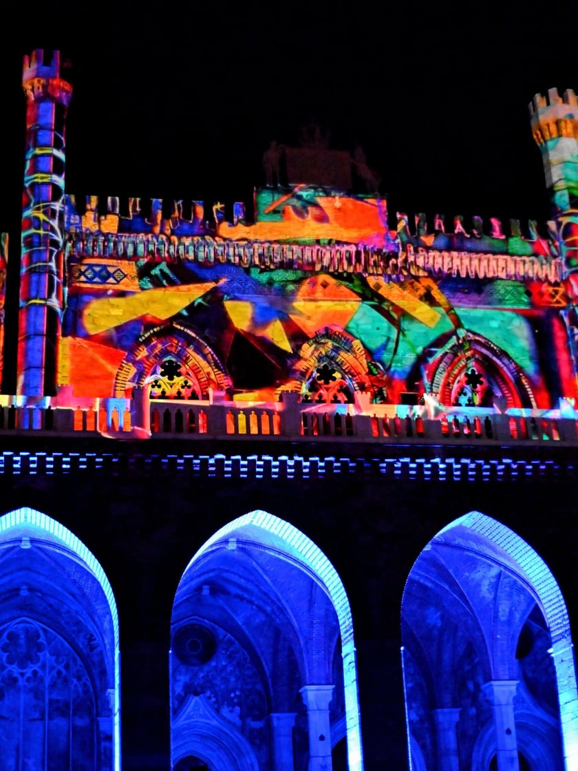 Pokaz gry świateł i dźwięku w pałacu Marianny Orańskiej w Kamieńcu Ząbkowickim.