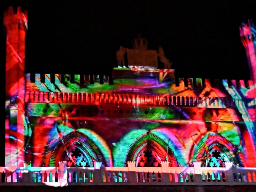 Pokaz gry świateł i dźwięku w pałacu Marianny Orańskiej w Kamieńcu Ząbkowickim.