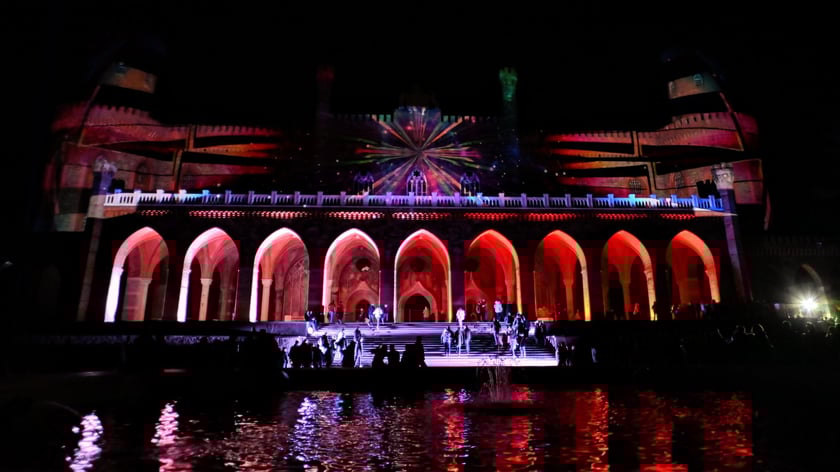 Pokaz gry świateł i dźwięku w pałacu Marianny Orańskiej w Kamieńcu Ząbkowickim.