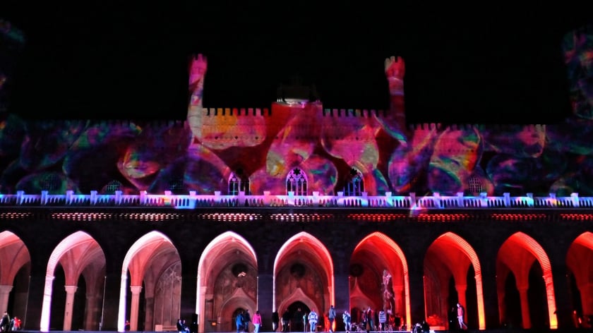 Pokaz gry świateł i dźwięku w pałacu Marianny Orańskiej w Kamieńcu Ząbkowickim.