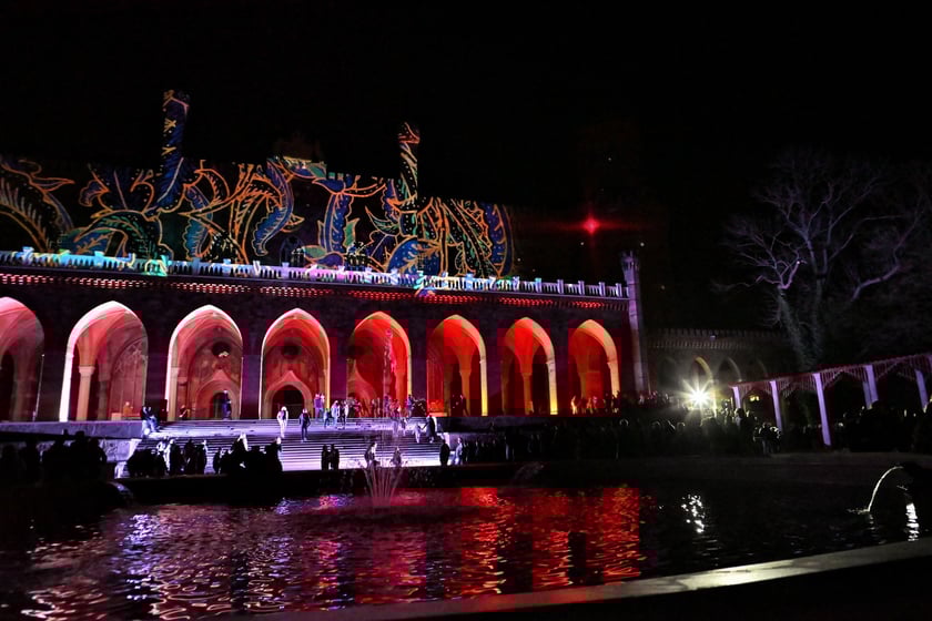 Pokaz gry świateł i dźwięku w pałacu Marianny Orańskiej w Kamieńcu Ząbkowickim.