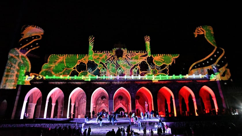 Pokaz gry świateł i dźwięku w pałacu Marianny Orańskiej w Kamieńcu Ząbkowickim.