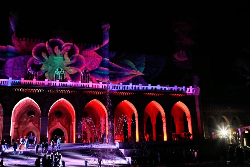 Pokaz gry świateł i dźwięku w pałacu Marianny Orańskiej w Kamieńcu Ząbkowickim.